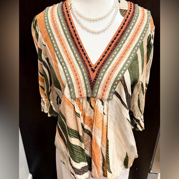 Elegant V-Neck Multicolor Blouse - Picture 3 of 5